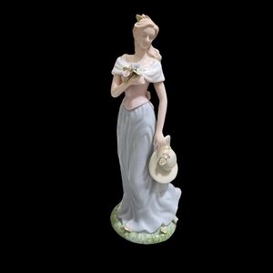 Vintage Avon 2002 porcelain lady figuring "moments & memories"
